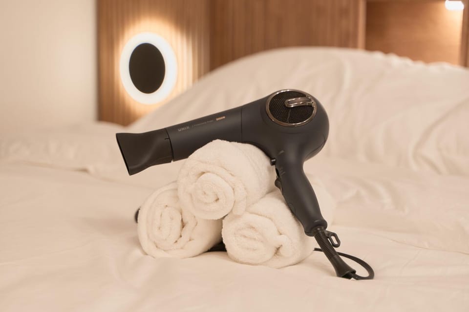 hair dryier, towels