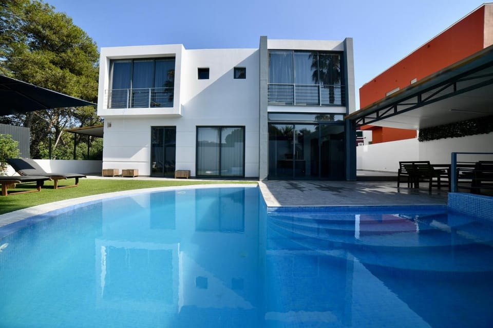 Property building, Patio, Day, Pool view, Swimming pool, sunbed