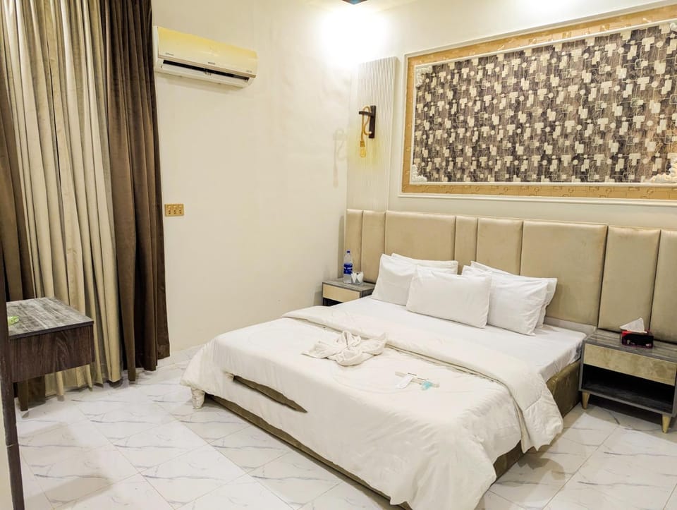 Living room, Photo of the whole room, Seating area, Bedroom, air conditioner