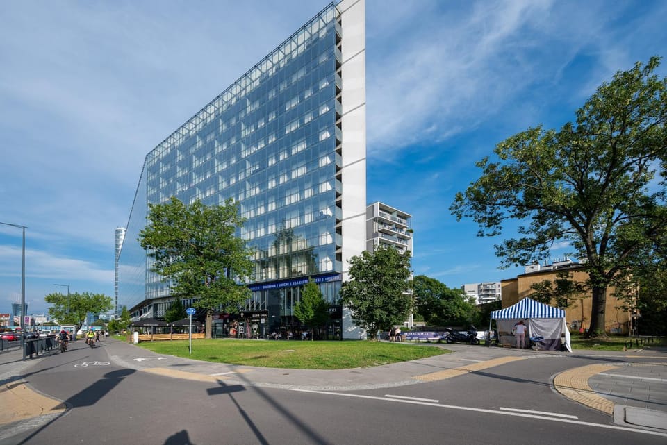 Property building, Neighbourhood, Location