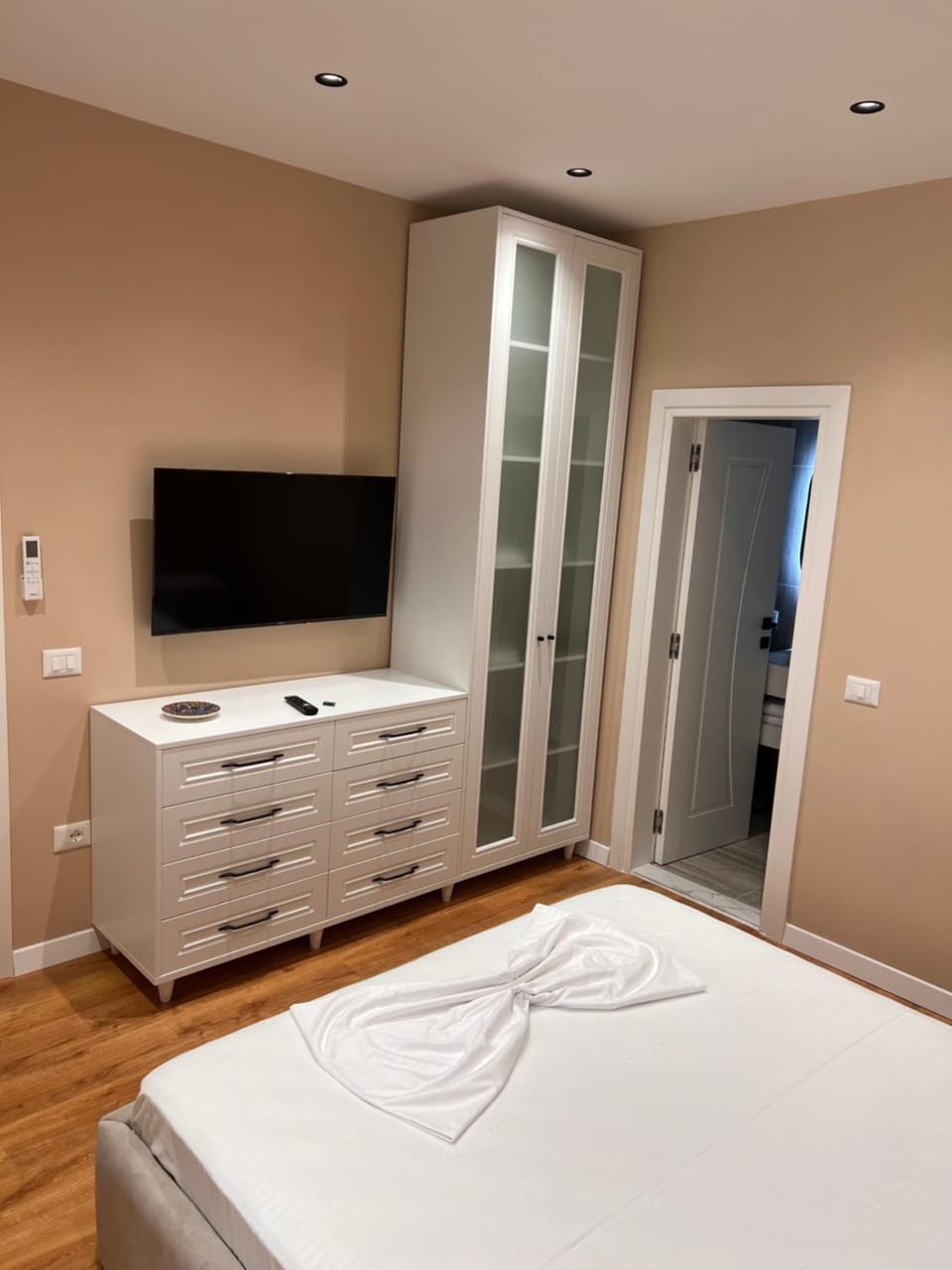 Bed, TV and multimedia, Bedroom