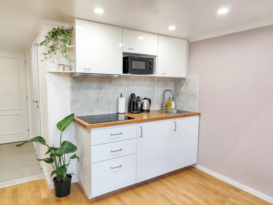 Coffee/tea facilities, Kitchen or kitchenette, stove