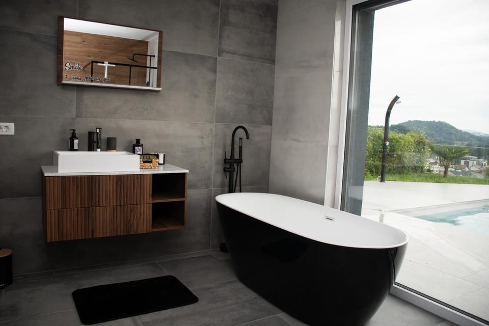 Natural landscape, Bathroom, View (from property/room), Decorative detail, Mountain view, Pool view, Swimming pool, Bath, towels