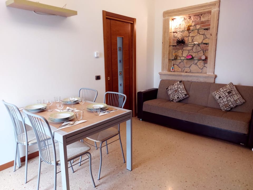Seating area, Dining area