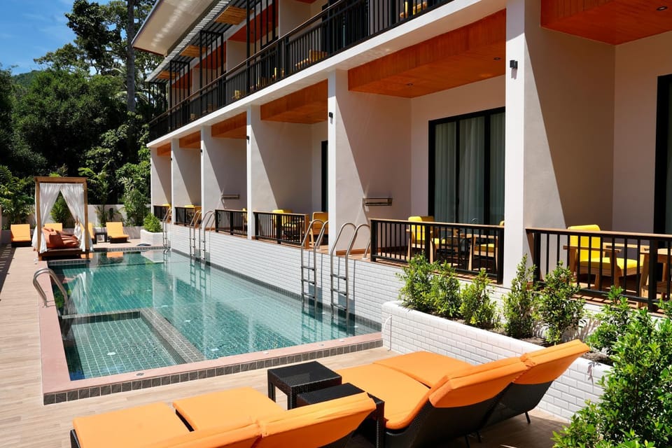 Patio, Swimming pool, sunbed