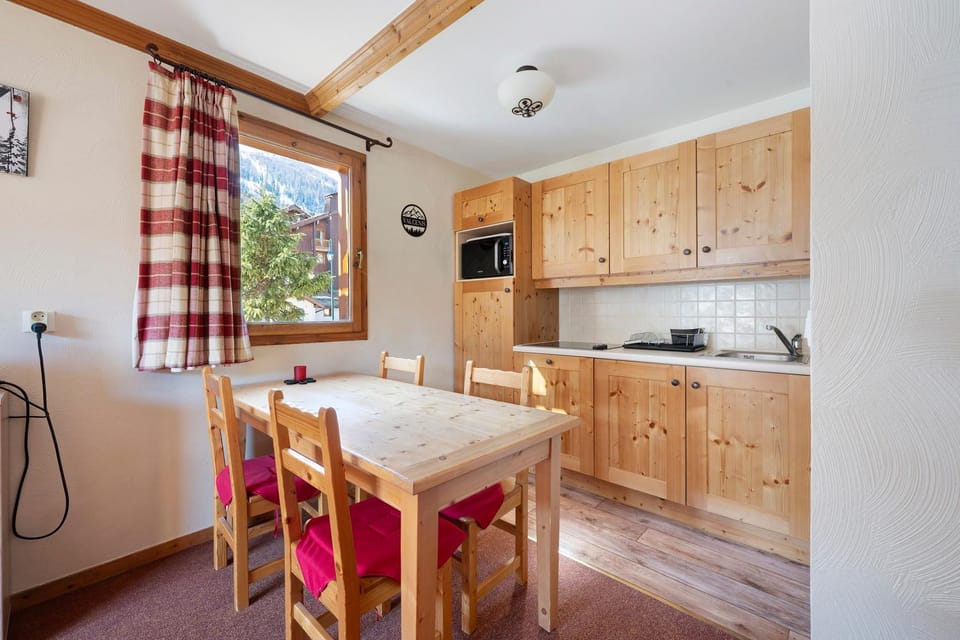 Property building, Kitchen or kitchenette, Living room