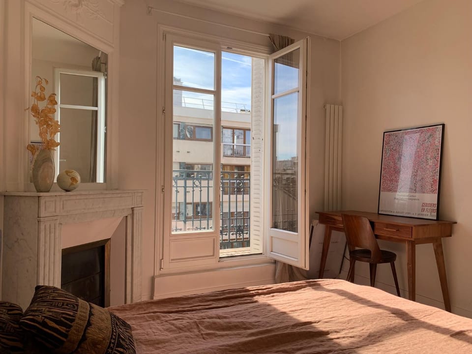 Parisian apartment with balcony Apartment in Paris