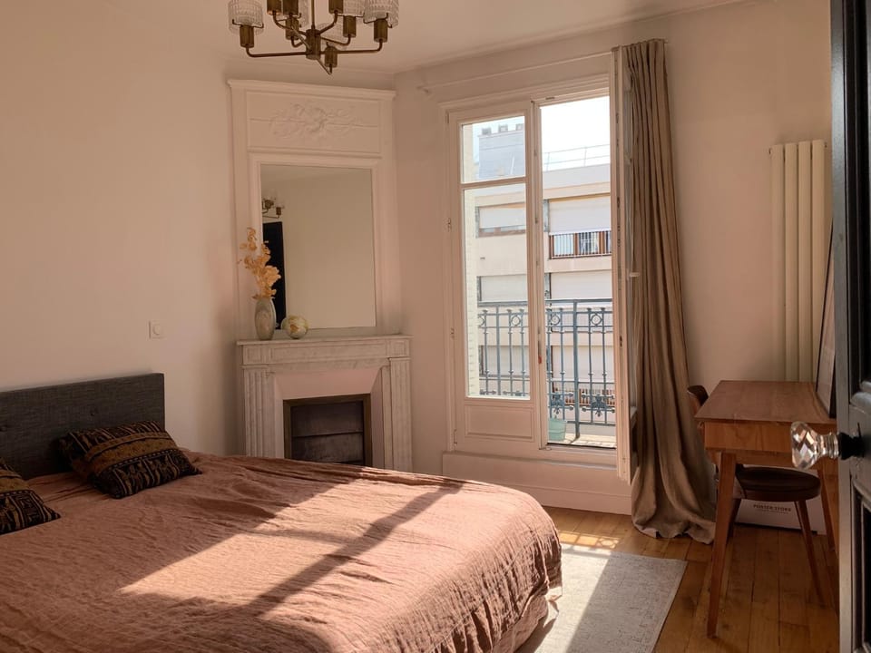 Parisian apartment with balcony Apartment in Paris
