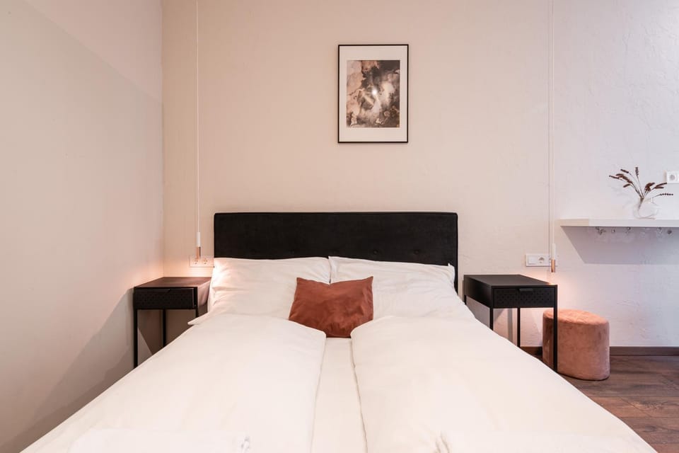 Bed, Photo of the whole room, Decorative detail, Bedroom, internet