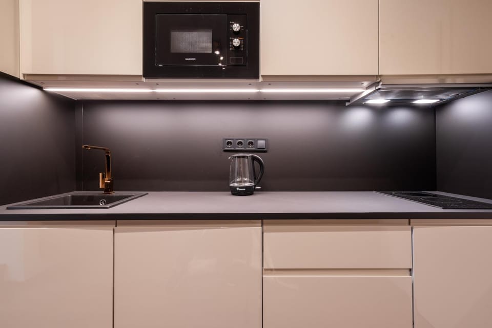 Coffee/tea facilities, Kitchen or kitchenette, Decorative detail, microwave, stove