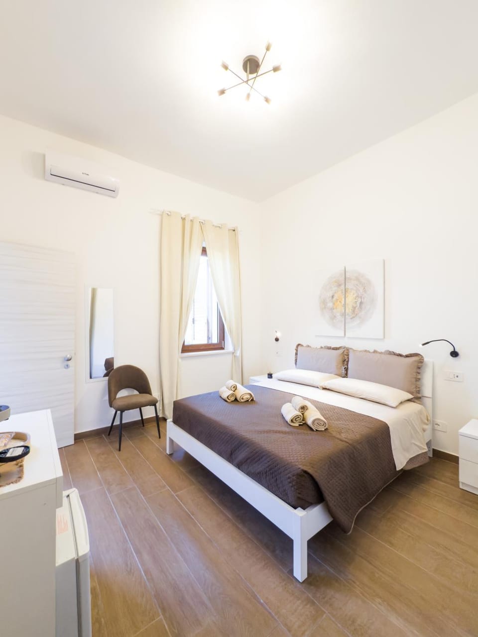 Photo of the whole room, air conditioner