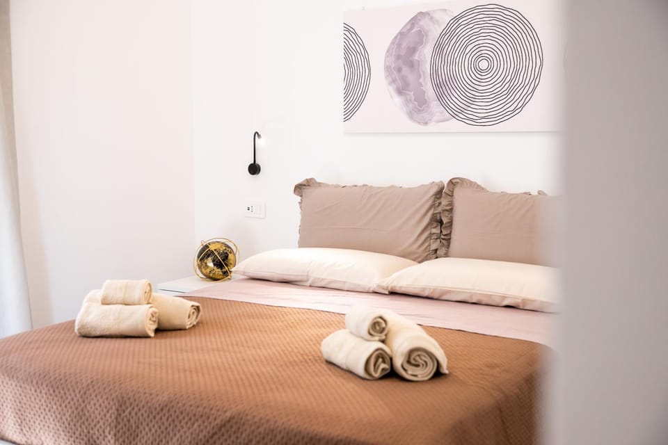 Bed, towels