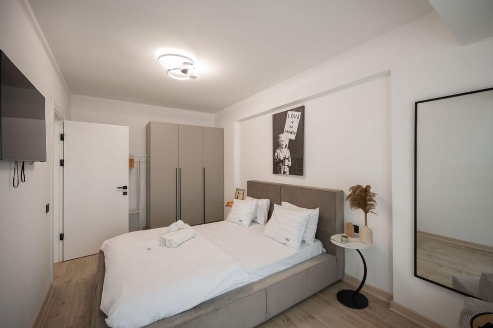 Maddy's Beachfront Apartment in Infinity Pool&Spa Apartment in Constanța County