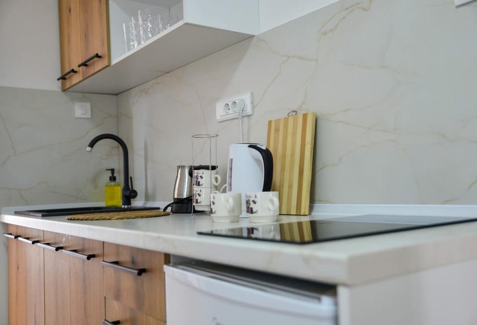 Coffee/tea facilities, Kitchen or kitchenette, stove