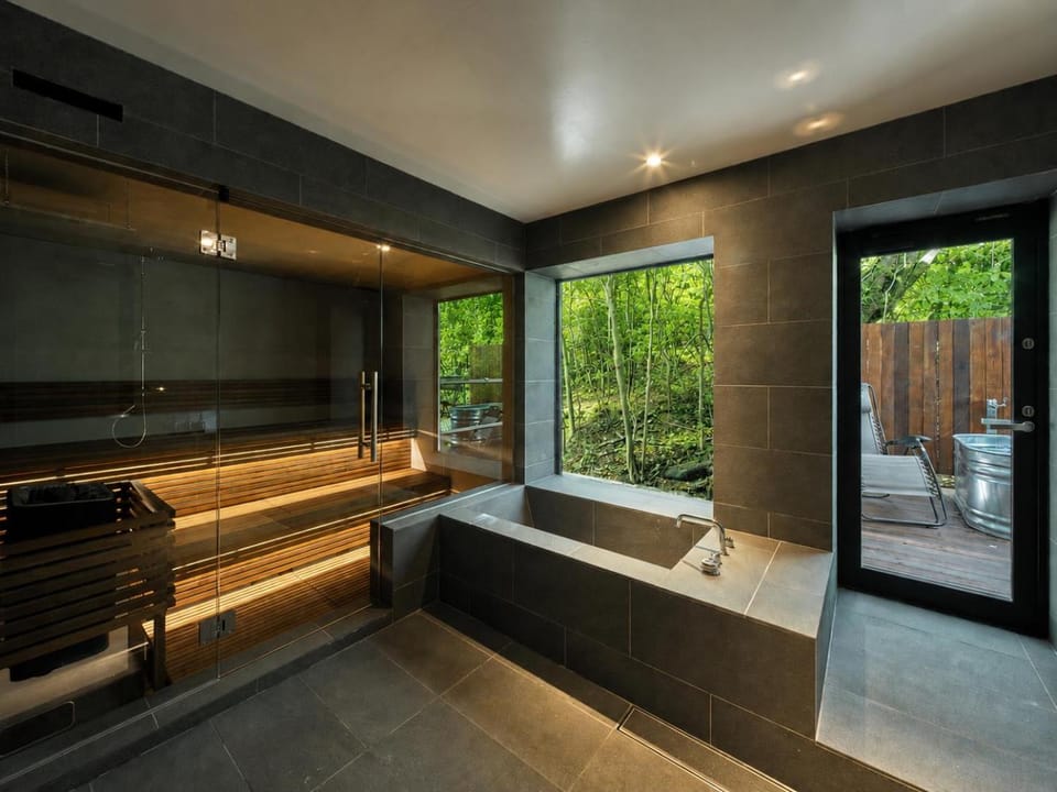 Natural landscape, Hot Tub, Bathroom