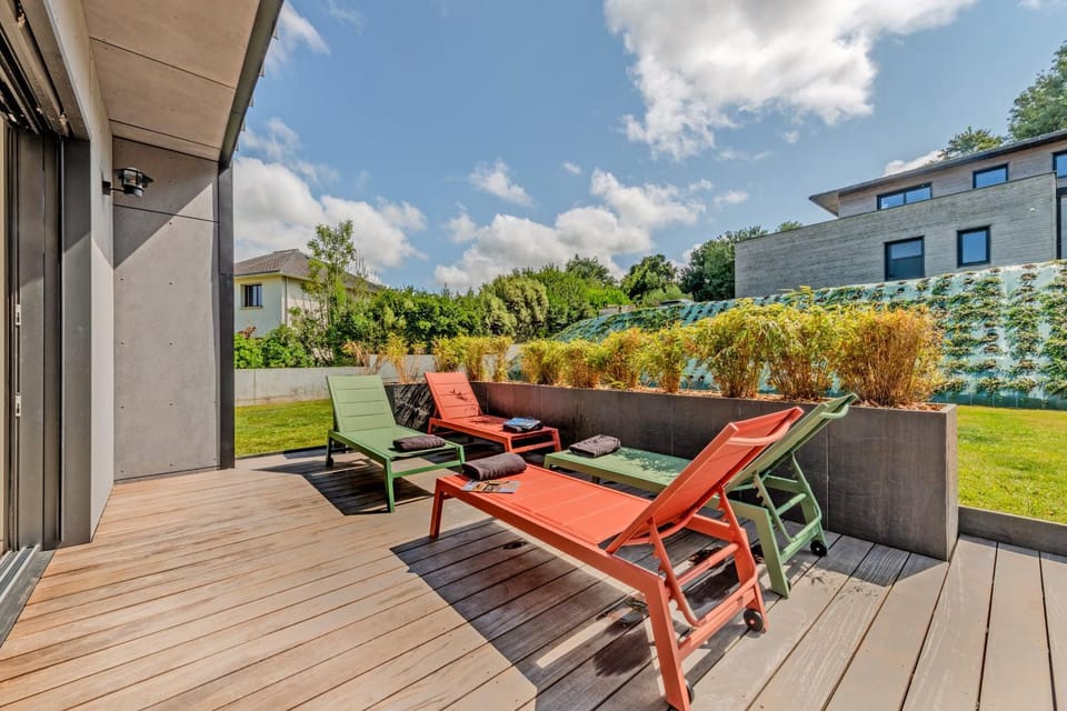Property building, Balcony/Terrace, Living room