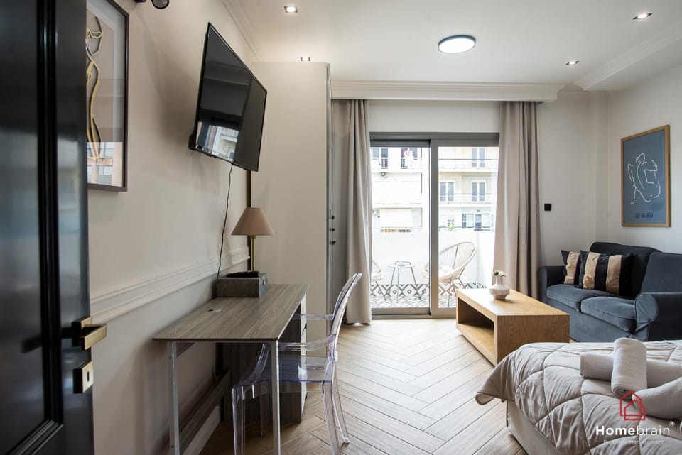 Bed, TV and multimedia, Living room, Photo of the whole room, Seating area, Bedroom