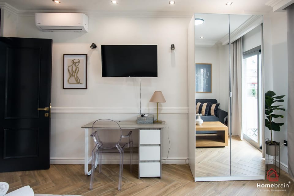 Bed, Living room, Photo of the whole room, Dining area, Bedroom