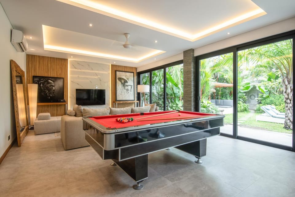 Elegant 3BR Retreat, Stylish Modern Villa Seminyak Villa in North Kuta