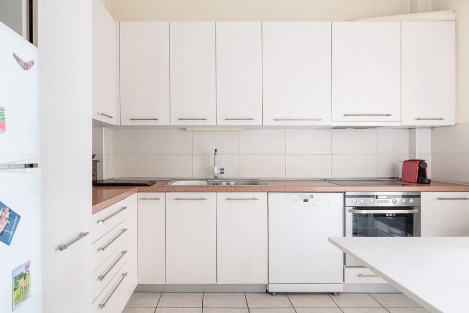 Kitchen or kitchenette, dishwasher, oven