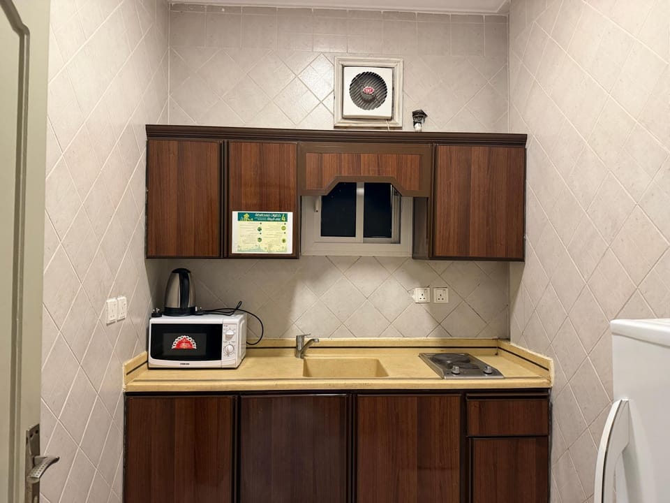 Coffee/tea facilities, Kitchen or kitchenette, minibar, stove