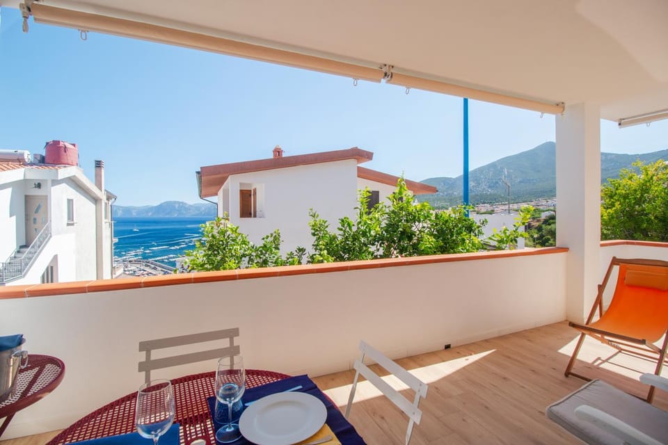 Natural landscape, View (from property/room), Balcony/Terrace, Balcony/Terrace, Dining area, Mountain view, Sea view