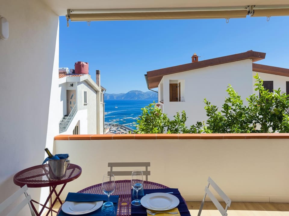Natural landscape, View (from property/room), Balcony/Terrace, Dining area, Sea view