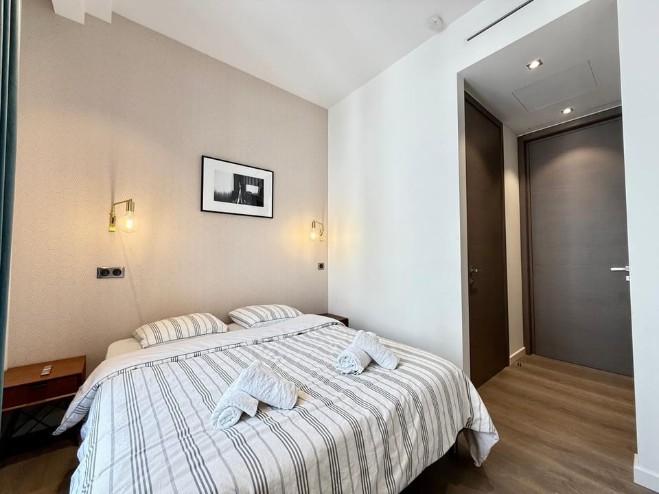 Bed, Photo of the whole room, Bedroom, towels
