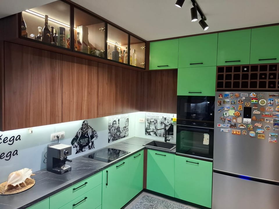 Coffee/tea facilities, Kitchen or kitchenette, Food, oven, stove, toaster