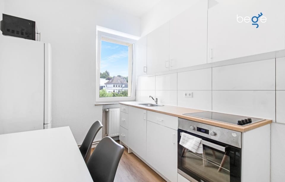 Kitchen or kitchenette, Dining area, oven, stove