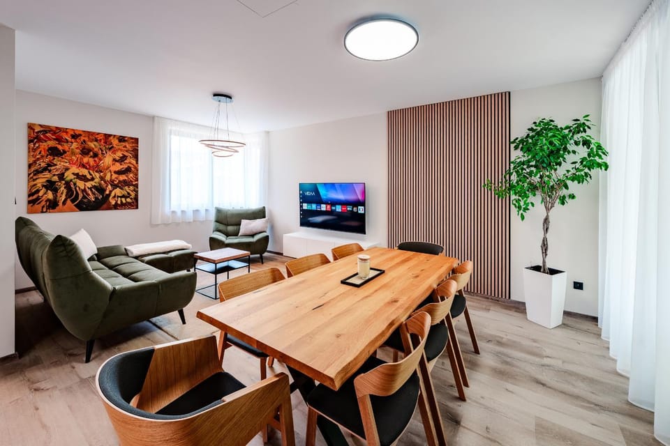 Communal lounge/ TV room, TV and multimedia, Living room, Seating area, Dining area, Evening entertainment