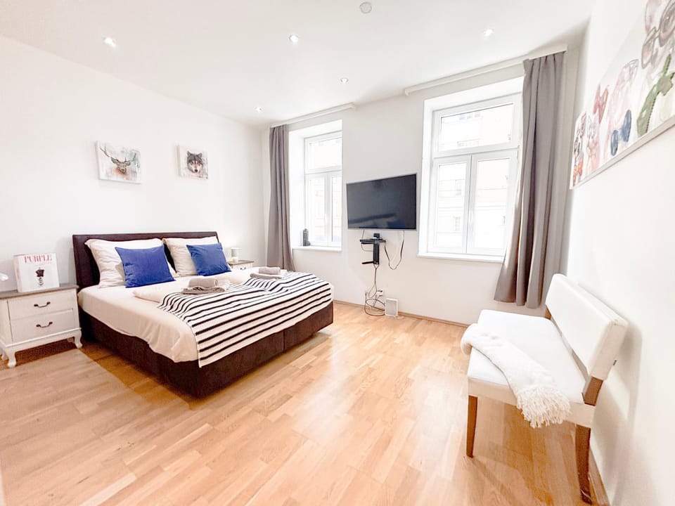 Bed, TV and multimedia, Photo of the whole room, towels