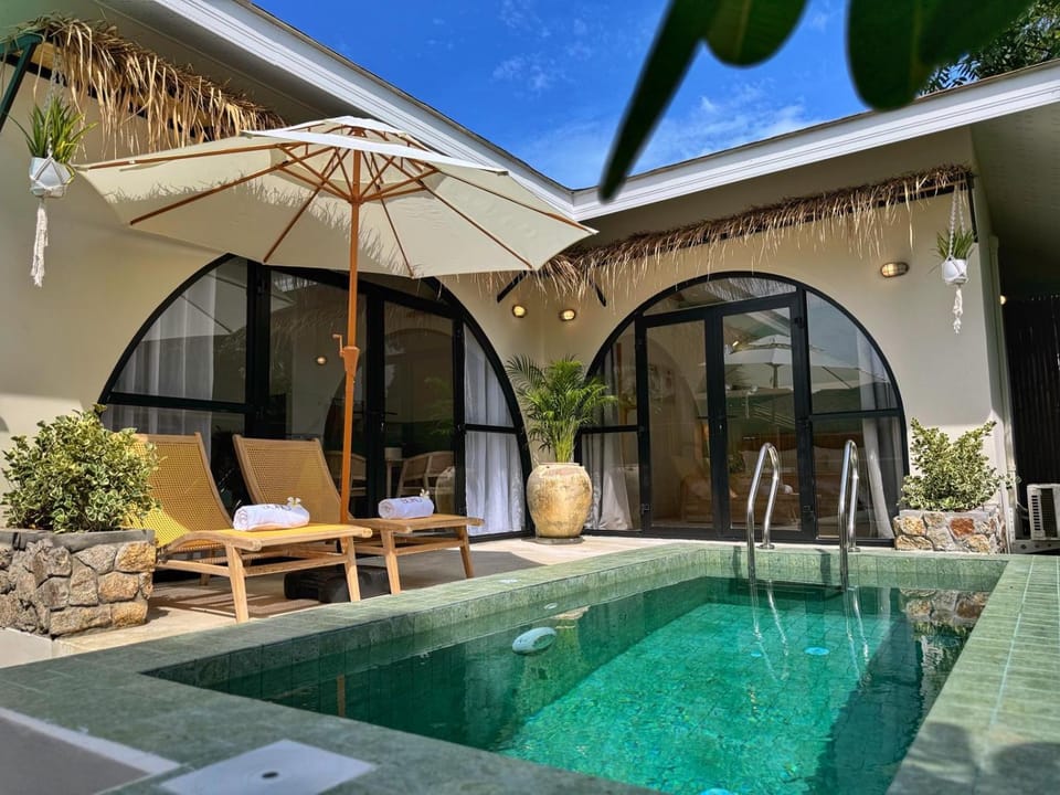 Swimming pool, sunbed