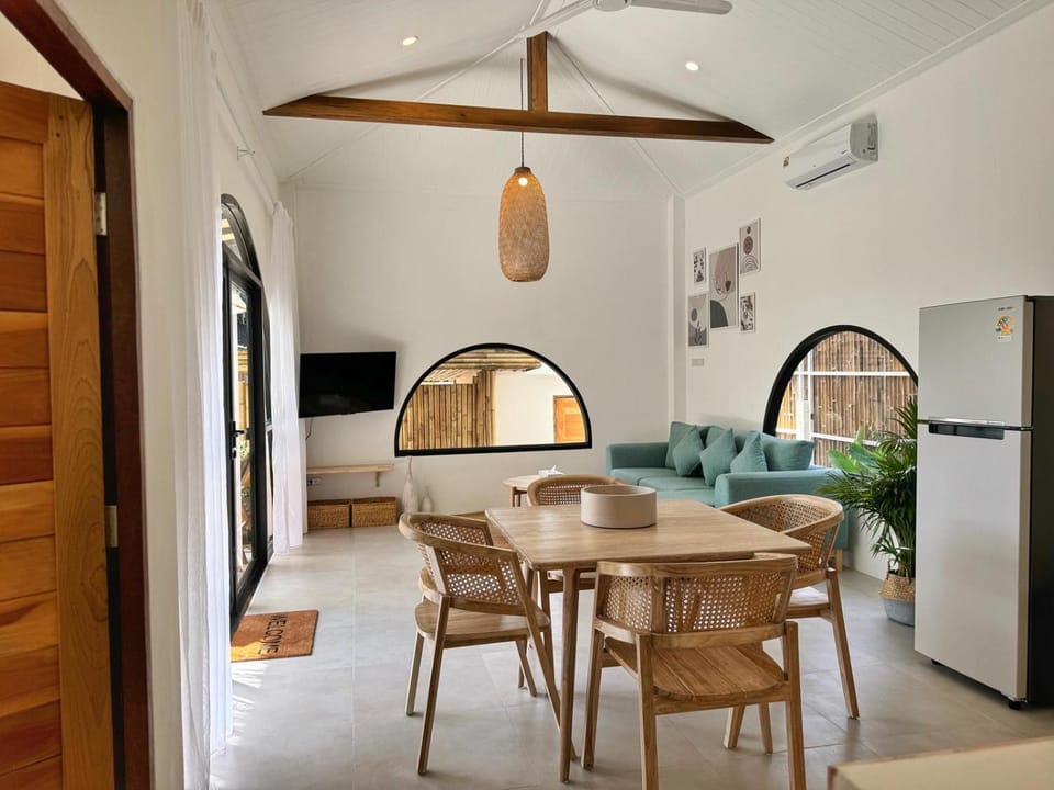 TV and multimedia, Kitchen or kitchenette, Living room, Seating area, Dining area, air conditioner