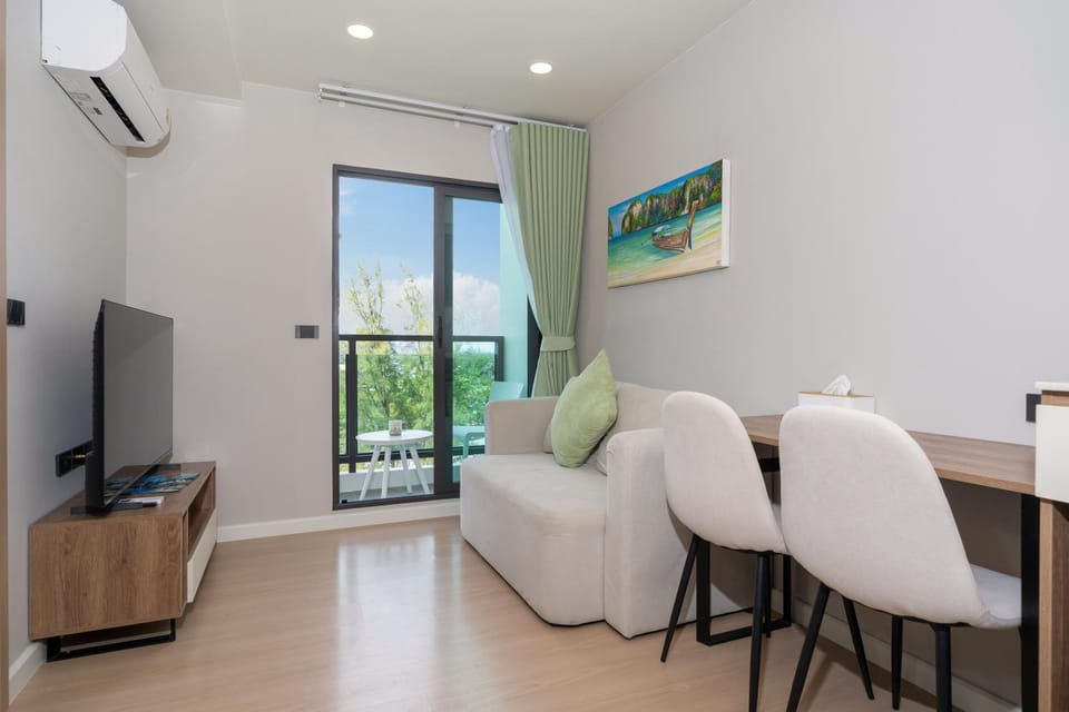 Communal lounge/ TV room, TV and multimedia, Living room, Seating area, Evening entertainment, air conditioner