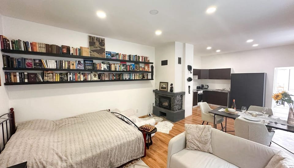 Bed, Photo of the whole room, Seating area, Evening entertainment, Bedroom, fireplace