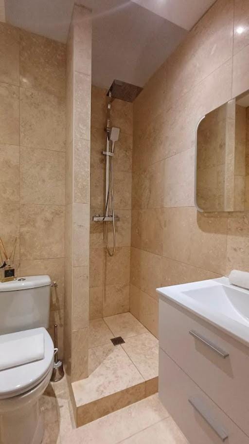 Shower, Toilet, towels