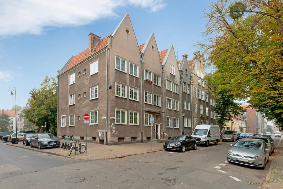 Property building, Day, Neighbourhood, Location