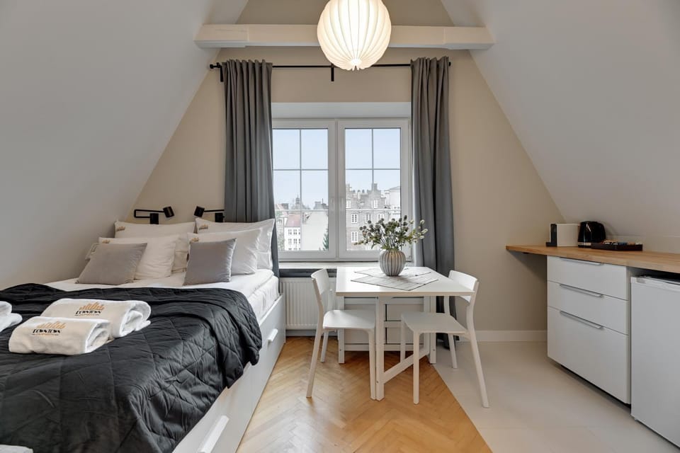Bed, Coffee/tea facilities, Kitchen or kitchenette, Photo of the whole room, Dining area, Bedroom, towels