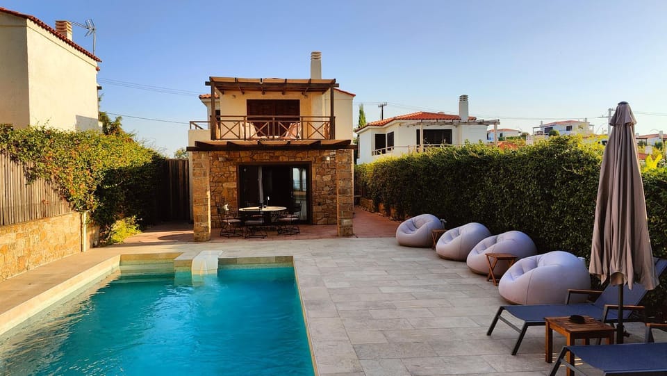 Property building, Patio, Day, Natural landscape, Pool view, Swimming pool, sunbed