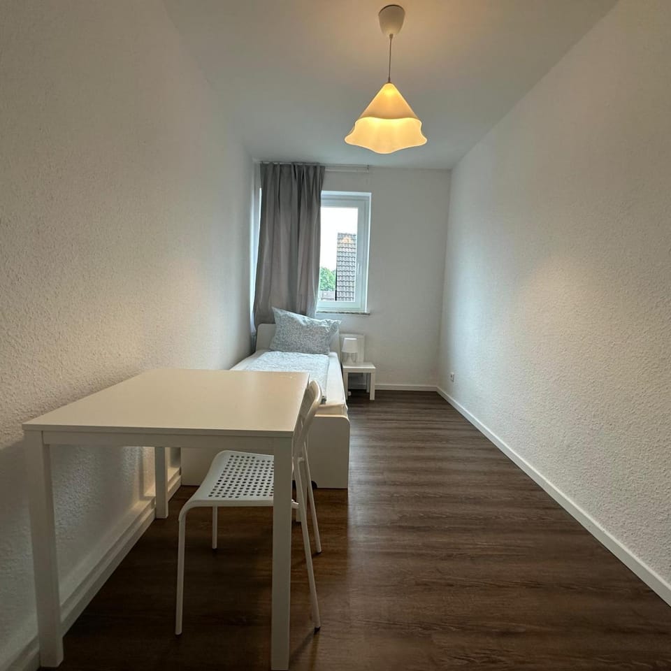 Bed, Photo of the whole room, Seating area, Dining area, Bedroom