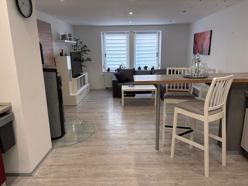 Living room, Dining area, oven