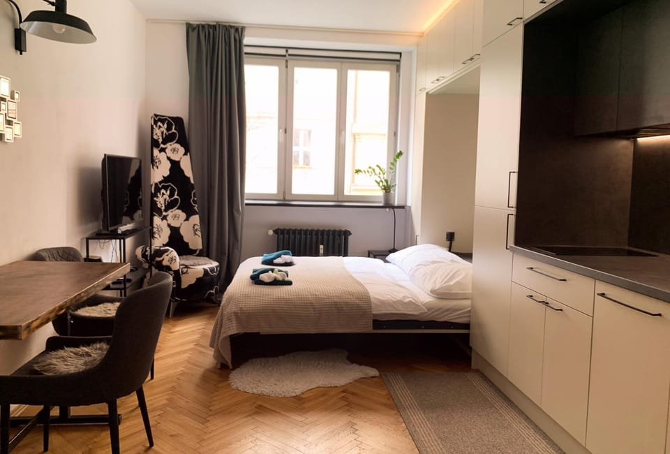 Communal lounge/ TV room, Bed, TV and multimedia, Living room, Seating area, Bedroom, wardrobe