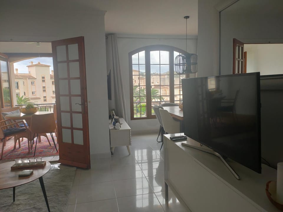 TV and multimedia, Living room, Seating area, Dining area