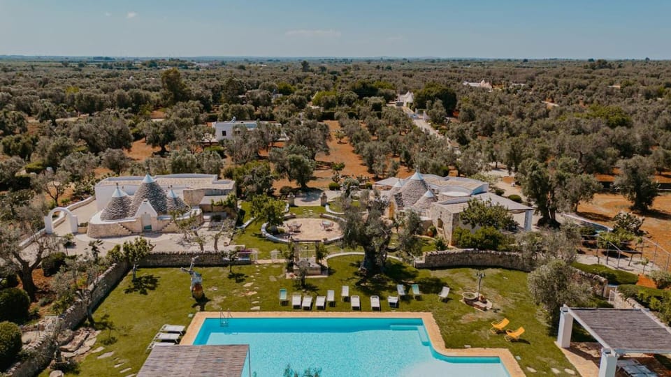 Property building, Nearby landmark, Day, Neighbourhood, Natural landscape, Bird's eye view, City view, Pool view, Street view, Swimming pool, Location