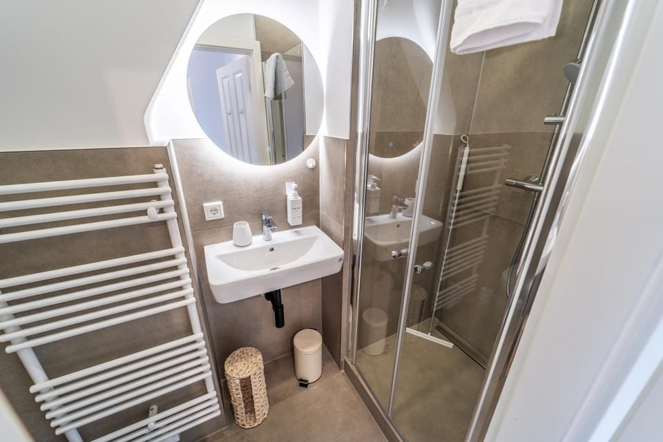 Shower, Toilet, Bathroom, towels
