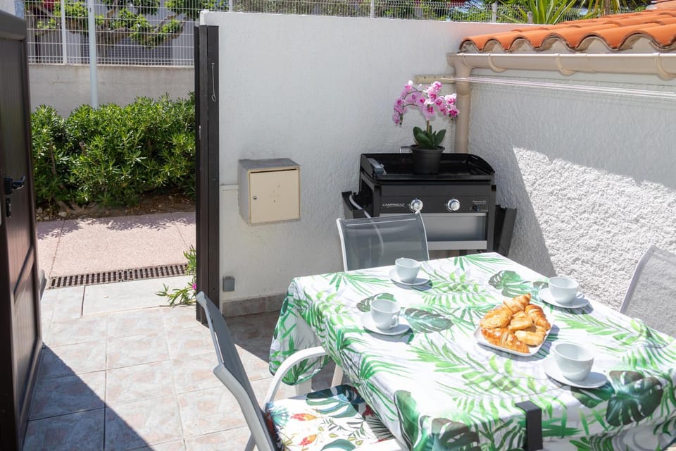 Patio, Communal lounge/ TV room, Day, View (from property/room), Balcony/Terrace, Living room, Seating area, Dining area