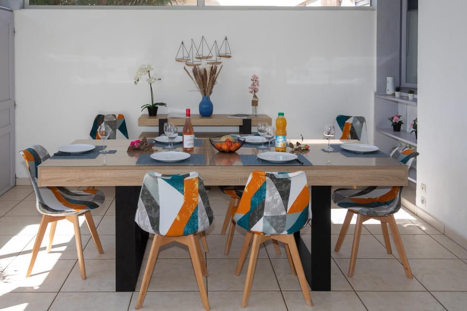 Food and drinks, Dining area, Food