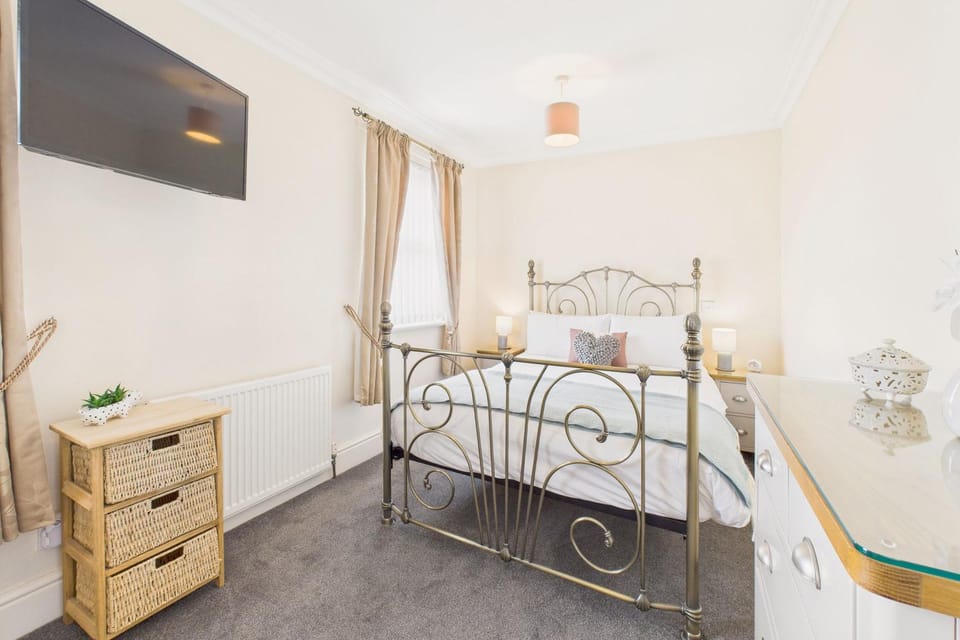 Bed, TV and multimedia, Bedroom