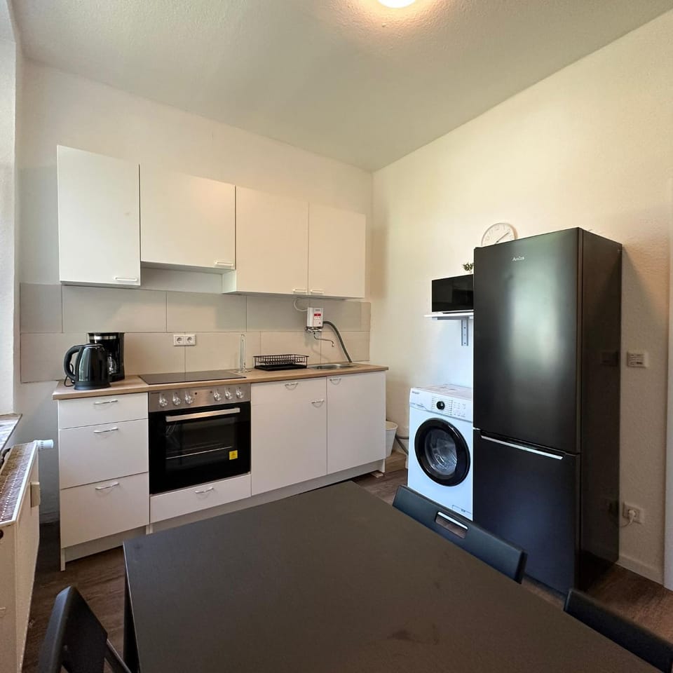 Kitchen or kitchenette, oven, pet friendly, stove, toaster, washing machine
